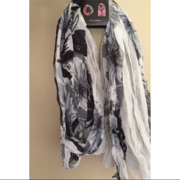 Accessories - ✨Black and white floral scarf✨